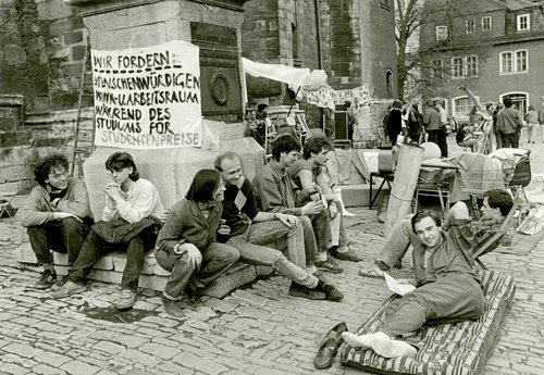 Studierenden-Demonstration mit Zeltstadt, aufgrund katastrophaler Wohnverhältnisse auf dem Herderplatz, 1990.