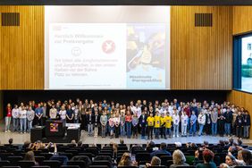 110 Nachwuchsforscher*innen nahmen am 31. Regionalwettbewerb Mittelthüringen von »Jugend forscht« an der Bauhaus-Universität Weimar teil und wurden zum Abschluss im Maurice-Halbwachs-Auditorium ausgezeichnet. Foto: Bauhaus-Universität Weimar/ Matthias Eckert 110 Nachwuchsforscher*innen nahmen am 31. Regionalwettbewerb Mittelthüringen von »Jugend forscht« an der Bauhaus-Universität Weimar teil und wurden zum Abschluss im Maurice-Halbwachs-Auditorium ausgezeichnet. Foto: Bauhaus-Universität Weimar/ Matthias Eckert