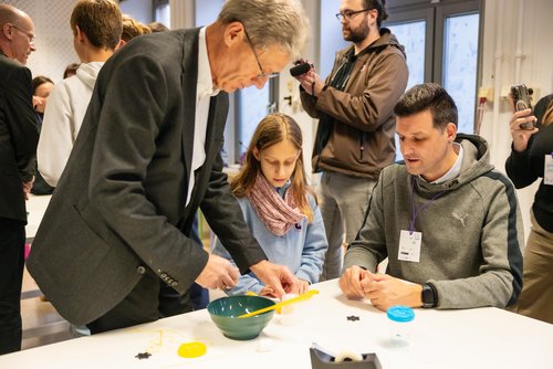 Der Thüringer Minister für Bildung, Jugend und Sport, Helmut Holter, und Universitätspräsident Prof. Peter Benz (v.l.) waren vor Ort und haben ebenfalls experimentiert. Foto: Niklas Hamann