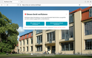 Screenshot der Landingpage des Bauhaus.Chat. Darauf ist ein Dialogfeld mit den Optionen "Mit anderem Gerät verifizieren" und "Mit Sicherheitsschlüssel verifizieren".