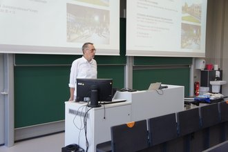 Prof. Plank-Wiedenbeck fasste die Fakultätsgeschichte sowie die aktuellen Entwicklungen im Bau- und Umweltingenieurwesen für die Gäste zusammen. Foto: Dr. Detlef Rütz