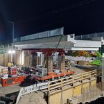 Foto in der Nacht von einer im Bau befindlichen Brücke mit Baueinrichtung.