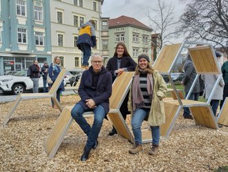 Prof. Gerrit Babtist and students Helene Sophia Krause and Sophie Littmann (from left) stand in front of the completed playground. (Photo: Romy Weinhold)