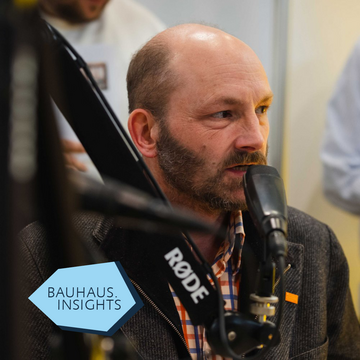 Dr. Simon Frisch, Vizepräsiden für Lehre und Lernen, bei der Podcastaufnahme während der Leipziger Buchmesse 2024. Foto: Julian Linden