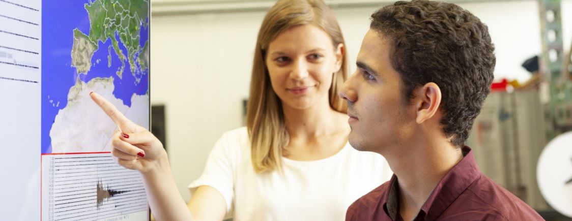Foto von Studierenden vor Erdbebenmonitor