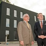 Uni-Rektor Prof. Dr.-Ing. Karl Beucke mit dem Thüringer Bauminister Christian Carius vor dem green:house (Bauhaus-Universität Weimar, Foto: Thomas Müller)