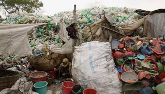 There are no state-institutionalized recycling plants in Bangladesh. People often collect waste from the garbage mountains and separate it by hand. (Photo: Florian Wehking)