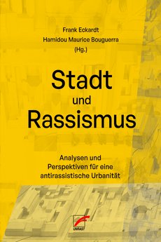 Das Titelbild zeigt die Namen der Herausgeber und den Buchtitel in schwarzer Schrift. Der Hintergrund ist in Gelb- und Beigetönen gehalten und zeigt das Modell einer Stadt.