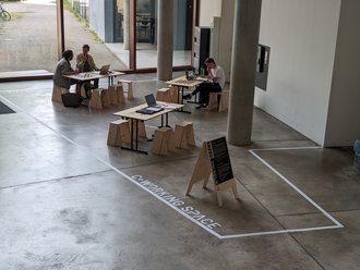 Der neue Co-Working-Space im Foyer der Universitätsbibliothek lädt ein zum gemeinsamen Planen, Lernen, Spielen oder einfach nur zum Verweilen. Foto: Andreas Wolter