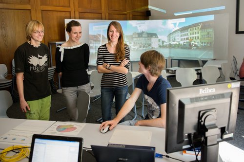 Gäste der Open Lab Night in der Medieninformatik zur summaery 2013