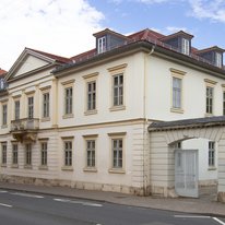 Ansicht eines neunachsigen, klassizistischen Wohnhauses mit Mittelrisalit. Es zeigt das Gebäude in der Marienstraße 15 in Weimar.