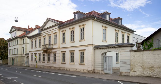 Ansicht eines neunachsigen, klassizistischen Wohnhauses mit Mittelrisalit. Es zeigt das Gebäude in der Marienstraße 15 in Weimar.