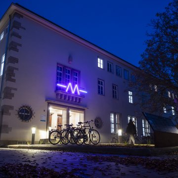 Die Weihnachtsvorlesung findet im sanierten Fakultätsgebäude in der Bauhausstraße 11 statt. Foto: Thomas Müller