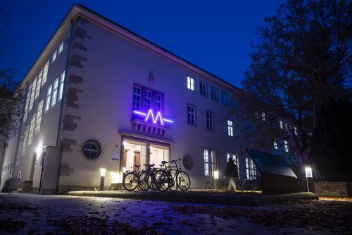 Die Weihnachtsvorlesung findet im sanierten Fakultätsgebäude in der Bauhausstraße 11 statt. Foto: Thomas Müller