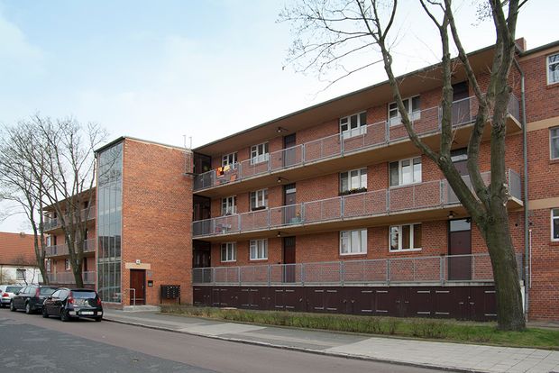 Laubenganghäuser (Architekten: Hannes Meyer zusammen mit der Bauabteilung des Bauhauses, 1930), Peterholzstraße 40, 2012 Stiftung Bauhaus Dessau, Foto: Yvonne Tenschert Laubenganghäuser (Architekten: Hannes Meyer zusammen mit der Bauabteilung des Bauhauses, 1930), Peterholzstraße 40, 2012 Stiftung Bauhaus Dessau, Foto: Yvonne Tenschert