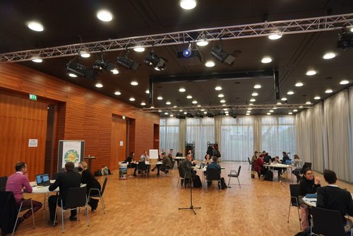 Zum Start trafen sich Mitglieder der sieben beteiligten Hochschulen im Congress Centrum Weimarhalle.