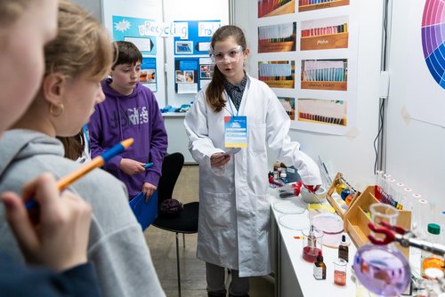 Die Schülerin Anouk Fischer (Mitte) wurde 2024 Regionalsiegerin in der Sparte »Jugend forscht junior« im Bereich Chemie. Foto: Bauhaus-Universität Weimar/ Matthias Eckert