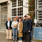 Die Preisträger*innen v.l.n.r. Theresa Paskert, Maria Hartmann, Prof. Eckhard Kraft, Gloria Kohlhepp, Hayder Alsaad, Gregor Biastoch und Prof. Silvio Beier vor der VertiKKA in der Coudraystraße 10, Foto: Bauhaus-Universität Weimar Die Preisträger*innen v.l.n.r. Theresa Paskert, Maria Hartmann, Prof. Eckhard Kraft, Gloria Kohlhepp, Hayder Alsaad, Gregor Biastoch und Prof. Silvio Beier vor der VertiKKA in der Coudraystraße 10, Foto: Bauhaus-Universität Weimar