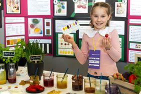 Farben aus der Natur (1. Preis »Jugend forscht junior« Chemie): Emilija Zunic präsentiert selbst hergestellte Pflanzenfarben – gewonnen aus Beeren, Gewürzen und Kräutern. Foto: Bauhaus-Universität Weimar/ Matthias Eckert Farben aus der Natur (1. Preis »Jugend forscht junior« Chemie): Emilija Zunic präsentiert selbst hergestellte Pflanzenfarben – gewonnen aus Beeren, Gewürzen und Kräutern. Foto: Bauhaus-Universität Weimar/ Matthias Eckert