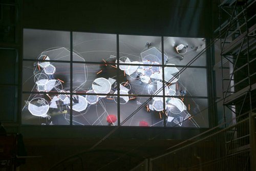 Die mehrteilige, interaktive Installation »Turnstile« läuft auf einer großen LED-Projektionsfläche.