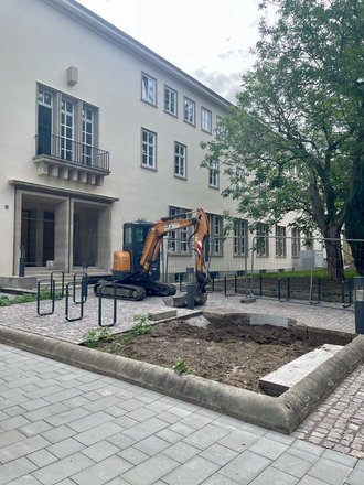 Der neue Eingangsbereich der Bauhausstraße 11, wo die Fakultät Medien ab dem Wintersemester 2024/25 nach Umbau und Sanierung wieder ihren Betrieb aufnehmen wird. Foto: Tina Meinhardt