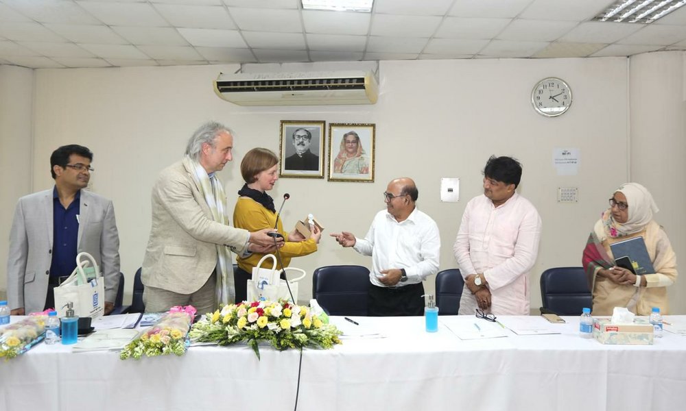 Prof. Dr.-Ing. Eckhard Kraft und Dr. Ulrike Kuch überreichen Goethe-Figur als Gastgeschenk in Dhaka.