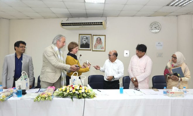 Prof. Dr.-Ing. Eckhard Kraft und Dr. Ulrike Kuch überreichen Goethe-Figur als Gastgeschenk in Dhaka.