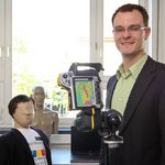 Mitarbeiter Conrad Völker mit dem thermischen Manikin FEELIX. (Bauhaus-Universität Weimar)