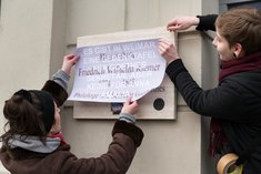 Larissa Barth (right) and her partner (left) cover a memorial plaque for Goethe’s secretary, Friedrich Wilhelm Riemer, in Amalienstraße in Weimar. The poster that they hung in front of the plaque reads: There is a memorial plaque in Weimar for Goethe’s secretary, but not for Anna Amalia.