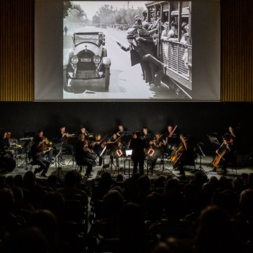 Audimax und Orchester während der Stummfilmvorführung. Foto: Candy Welz