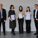 Ehrung der Siegerentwürfe: Prof. Dr-Ing. Hans-Joachim Bargstädt mit Grit Farl, Luzia Stallmann, Adina Königstein (Bauhaus-Universität Weimar) und Christian Löhr (KRE//Group) (v.l.). (Foto: Dr. Harald Gerlach)