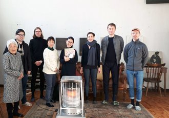 Von links nach rechts: Yoko Sakisaka, Jun Yamamoto, Maximilian von Zepelin, Aiko Yamamoto, Momoko Yasaka, Verena von Beckerath, Niklas Fanelsa und Jens Franke im Migishi Atelier, Tokio. Foto: Wataru Yamamoto, 2019