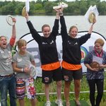 v.l.n.r. Kristin Meisgeier und Lisa Andrae (im grauen Shirt) bei der Siegerehrung auf der 13. Deutschen Betonkanu-Regatta (Bauhaus-Universität Weimar)