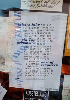Ein Plakat mit dem Zitat der Promovierenden Goli hängt im Schaufenster eines Weimarer Cafés.