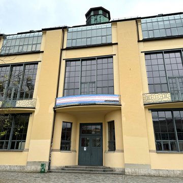 Die »Trans-Pride-Flagge« am Hauptgebäude der Bauhaus-Universität Weimar