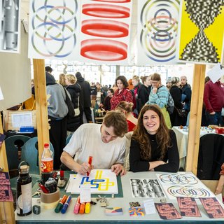 Studierende, Mitarbeitende und Alumni der Bauhaus-Universität Weimar präsentieren auf zwei Etagen handgefertigte, einzigartige Produkte und weihnachtliche Inspirationen. Foto: Bauhaus-Universität Weimar/ Thomas Müller