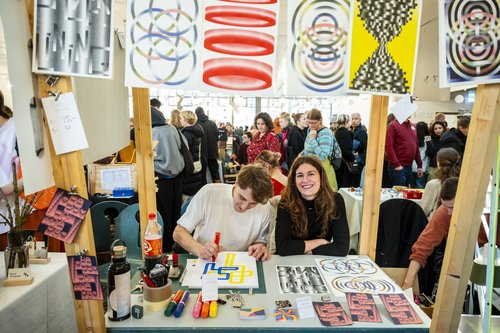 Studierende, Mitarbeitende und Alumni der Bauhaus-Universität Weimar präsentieren auf zwei Etagen handgefertigte, einzigartige Produkte und weihnachtliche Inspirationen. Foto: Bauhaus-Universität Weimar/ Thomas Müller