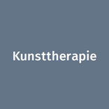 Bereich Kunsttherapie: Kunsttherapeuth*innen nutzen kreative Prozesse, um Menschen bei der Bewältigung von emotionalen, psychologischen oder physischen Herausforderungen zu unterstützen. Ein Kunststudium kann eine solide Grundlage für eine Karriere in diesem Bereich bieten.