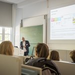 Die 11. Firmenkontaktmesse an der Bauhaus-Universität Weimar schafft ein Forum des Austauschs zwischen Studierenden sowie Firmenvertretern und Praktikern aus Wissenschaft und Wirtschaft. (Foto: Thomas Müller)