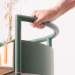 »BeiStand« ist ein Möbelstück für den letzten Lebensraum. Foto: Julian Linden Eine Hand hält sich am Griff des Beistelltisches fest