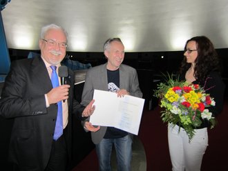 v.l. Rektor Prof. Dr. Karl Beucke, Honorar-Professor Micky Remann und Sandra Pendt (Merkur Bank)  (Foto: Wolfgang Kissel)