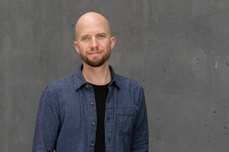 Dr. Maurice Jakesch ist neuer Juniorprofessor für Computational Social Science an der Fakultät Medien der Bauhaus-Universität Weimar. Foto: Matthias Eckert