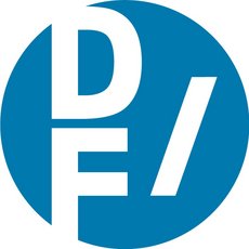 Das Logo des Deutschen Frauenrates besteht aus einem blauen Kreis. Darin befinden sich in weißer Schrift die Großbuchstaben »D« (links oben) und »F« (links unten) sowie ein Schrägstrich (rechts mittig)..