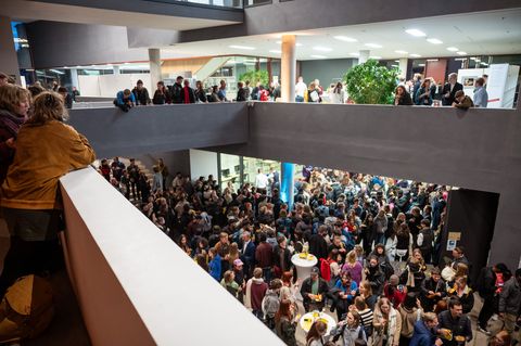 Foto: Bauhaus-Universität Weimar/ Thomas Müller Herzlich Willkommen, liebe Erstsemester! junge Menschen stehen im Foyer der Universitätsbibliothek, es herrscht eine ausgelassene Stimmung