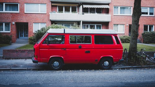 Wem gehört der Fußgängerweg? Parken im öffentlichen Raum ist längst selbstverständlich geworden. Foto: Raphael Obertreis