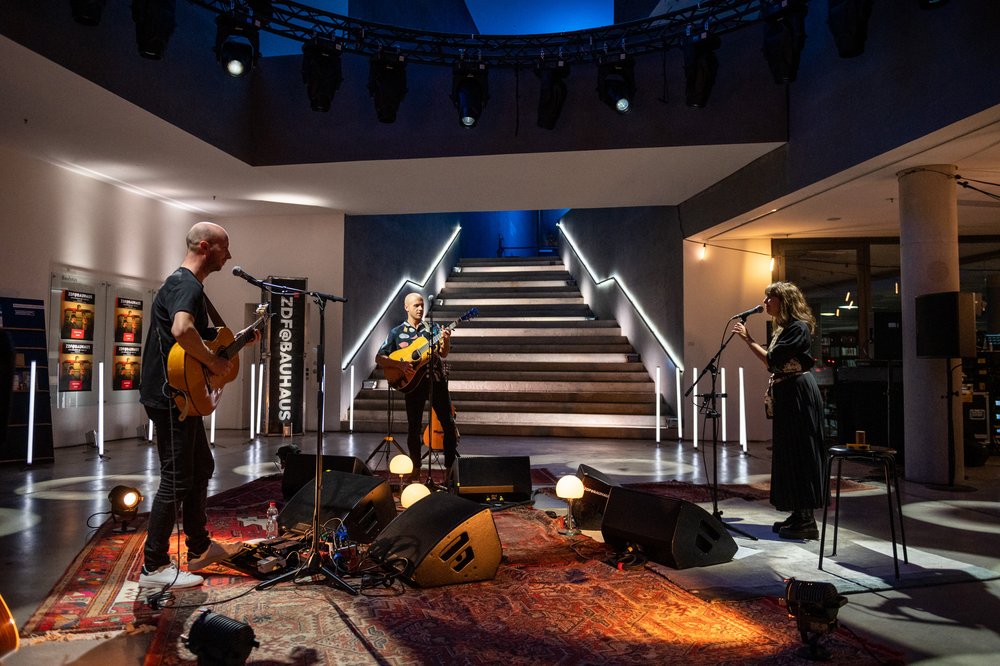 Der belgische Pop-Musiker Milow mit Band während des Konzerts im Foyer der Universitätsbibliothek .