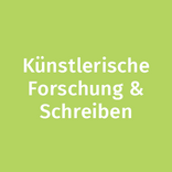 Bereich Künstlerische Forschung und Schreiben: Einige Absolvent*innen nutzen ihre Fähigkeiten, um kunstbezogene Forschung zu betreiben oder als Kunstkritiker*innen und Schriftstellende zu arbeiten. 