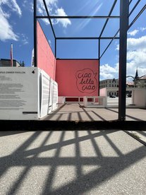 Blick in die offenen Raumstruktur mit Schattenwurf des Der Gropius-Zimmer-Pavillon auf dem Stéphane-Hessel-Platz zwischen Bauhausmuseum und Gauforum in Weimar.