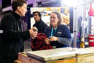 Dr. Martin Kästner gibt Einblicke in den Holz-Beton-Verbundbau (Foto: Matthias Eckert)