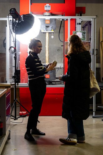 Henrieke Fritz erläutert das Stabilitätsverhalten von Bambushalmen (Foto: Matthias Eckert)